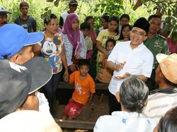 Kunjungi Bocah Pasungan, Bupati Anas Minta Warga Lebih Peka Kondisi Sosial