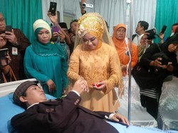 Mengharukan, Gadis Ini Gelar Penikahan di RS dengan Kekasih yang Baru Saja Diamputasi