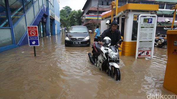 Kali Pesanggrahan Meluap, Area Parkir ITC Cipulir Kebanjiran