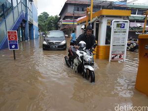 Kali Pesanggrahan Meluap, Area Parkir ITC Cipulir Kebanjiran