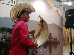 Sasando dan Biola Menyihir Ratusan Warga Hong Kong