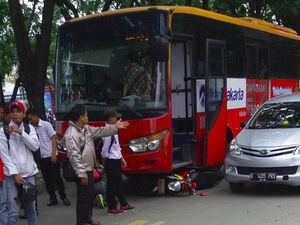 Scoopy Masuk Kolong TransJ, Jalan Danau Sunter Arah Kemayoran Macet