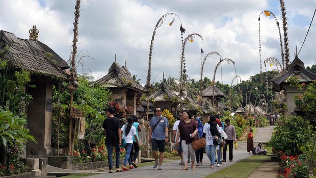 Sejumlah wisatawan domestik melihat pemandangan rumah tradisional di Desa Penglipuran, Bangli, Bali, Sabtu (12/3). Pemerintah Provinsi Bali dalam tahun 2016 akan mengembangkan 11 desa wisata yang tersebar di delapan kabupaten di Pulau Dewata sebagai upaya untuk meningkatkan kesejahteraan masyarakat sekaligus memperkecil arus urbanisasi. ANTARA FOTO/Nyoman Budhiana/nz/16.