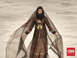 Aura Bangsawan dalam Koleksi Busana Muslim Terbaru Itang Yunasz