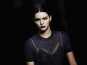 Trik Cantik Pakai Lipstik Hitam ala Kendall Jenner Tanpa Kesan Seram