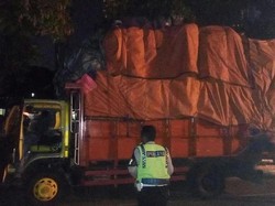 Anggota PJR Polda Metro Sergap Truk yang Diduga Bawa Muatan Motor Ilegal di Cawang