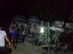Truk Tronton Muatan Tanah Tabrak Rumah di Deliserdang, 8 Orang Luka-luka