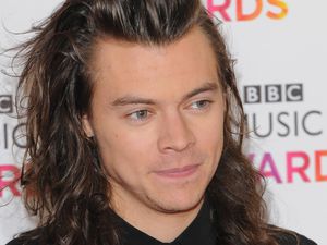 Harry Styles Buat Heboh Netizen dengan Posting Foto Rambut Terpotong