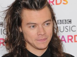 Harry Styles Buat Heboh Netizen dengan Posting Foto Rambut Terpotong