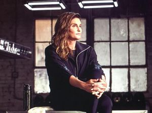 Seksinya Caitlyn Jenner Tampil dengan Korset Hitam di Iklan MAC