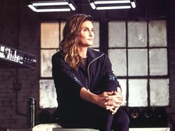 Seksinya Caitlyn Jenner Tampil dengan Korset Hitam di Iklan MAC