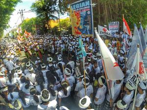 Ribuan Warga Legian Turun ke Jalan Tolak Reklamasi Teluk Benoa