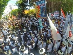 Ribuan Warga Legian Turun ke Jalan Tolak Reklamasi Teluk Benoa