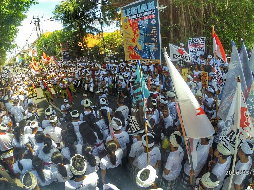 Ribuan Warga Legian Turun ke Jalan Tolak Reklamasi Teluk Benoa Ribuan Warga Legian Turun ke Jalan Tolak Reklamasi Teluk Benoa