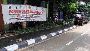 Mobil Parkir Sembarangan di Jalan Melawai