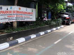 Mobil Parkir Sembarangan di Jalan Melawai