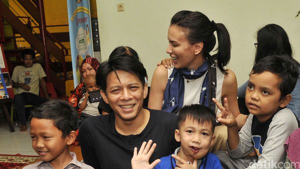 Ariel dan Sophia Latjuba Hibur Anak-anak Penderita Kanker