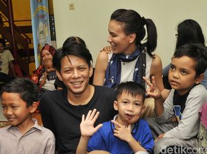 Ariel dan Sophia Latjuba Hibur Anak-anak Penderita Kanker
