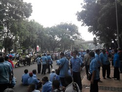 Massa Penolak Transportasi Online Tiba di Istana, Merdeka Barat Macet