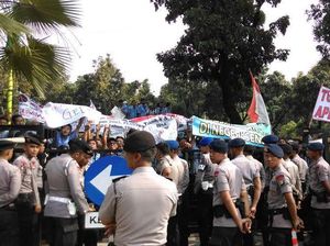 Perwakilan Angkutan Umum: Taksi Online Salah, Sementara Kami Ikut Aturan