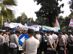 Perwakilan Angkutan Umum: Taksi Online Salah, Sementara Kami Ikut Aturan