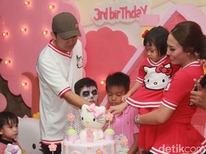 Rayakan Ulang Tahun Anak, Ayu Dewi Bikin Pesta Serba Hello Kitty Rayakan Ulang Tahun Anak, Ayu Dewi Bikin Pesta Serba Hello Kitty