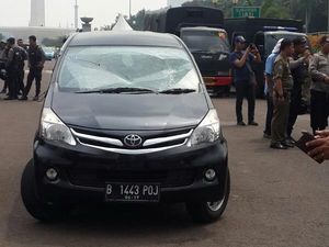 Avanza Dirusak Massa Saat Ada Demo di Monas, Polisi Kejar Pelaku