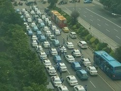 Armada Taksi Berderet Memenuhi Ruas Thamrin Berunjuk Rasa, ini Penampakannya