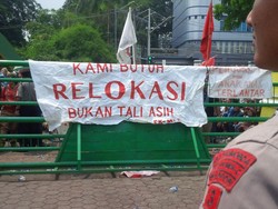 Warga Pinggir Rel di Medan Demo Minta Direlokasi Meski Dapat Uang Ganti Rugi