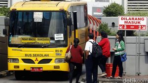 Sopir Angkutan Mogok, Bus Sekolah Angkut Penumpang