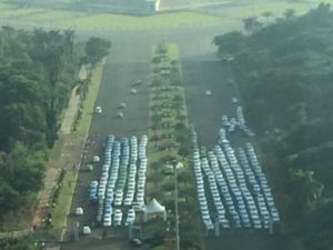 Mogok Massal, Deretan Taksi Parkir di Silang Monas