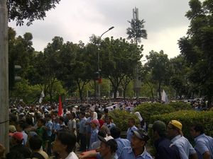 Massa Awak Angkutan Umum Semakin Membeludak di Depan Balai Kota DKI