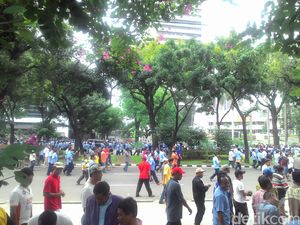 Ribuan Sopir Taksi Jalan Kaki Melawan Arus ke Istana