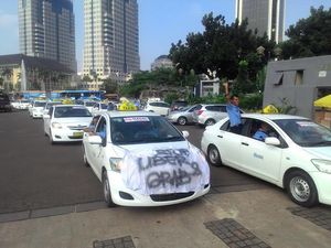 Presiden Jokowi Masih Kaji Berbagai Masukan Soal Taksi Online