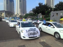 Ribuan Sopir Taksi dan Bajaj Demo di Monas: Yang Legal Kita, Tapi Jadi Rugi