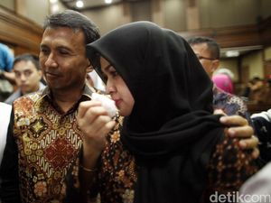 Gatot Divonis 3 Tahun, Evy 2,5 Tahun Penjara Gatot Divonis 3 Tahun, Evy 2,5 Tahun Penjara