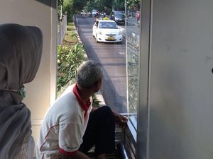 Taksi-taksi Konvoi di Jalur TransJ Mampang