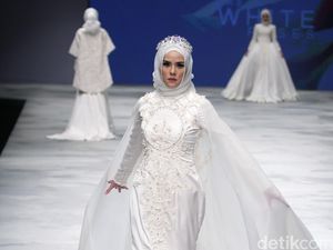 Cantiknya Poppy Bunga dan Angel Lelga Dibalut Busana Pengantin Muslim