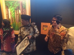 Akom Beli Lukisan Buat Jokowi di Pameran Penyandang Disabilitas DPR