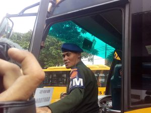 Personel TNI dan Polri Jaga Bus Sekolah Pengganti Kopaja yang Demo