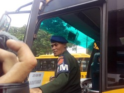 Personel TNI dan Polri Jaga Bus Sekolah Pengganti Kopaja yang Demo