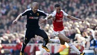 Adlene Guedioura (kiri) berebut bola dengan Gibbs (kanan). Hannah McKay/Reuters/detikFoto.