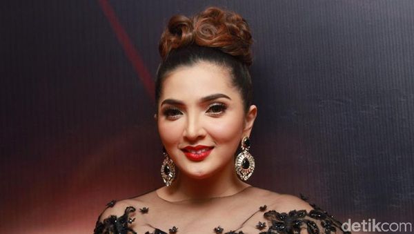 Ashanty Anggun Berbaju Menerawang