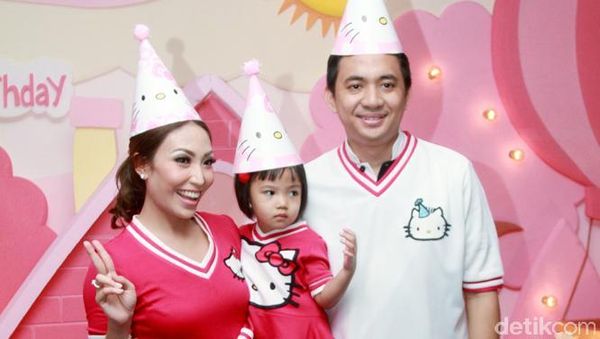 Serba Pink! Ayu Dewi Rayakan Ultah Anak dengan Tema Hello Kitty