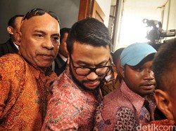 Datang ke Sidang Cerai, Suami Cathy Sharon Dikawal 5 Bodyguards