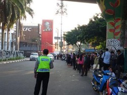 Angkutan Mogok Massal, Penumpang di Cikini dan Jalan Sudirman Terlantar