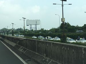 Konvoi Sopir Taksi Bikin Macet Tol Bandara Arah Pluit