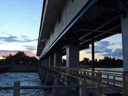 Menikmati Senja di Bendung Pice, Belitung Timur