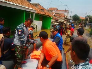 Pantau Warga Pakai Perahu Karet, Bupati Bandung: Ini Banjir Terparah