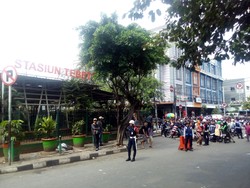 Kisah Siswi Kesusahan Cari Transportasi di Stasiun Tebet karena Kopaja Mogok